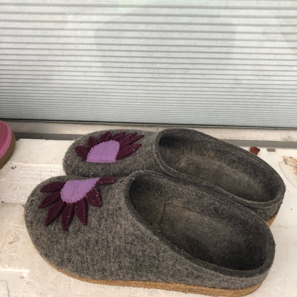 Haflinger Gray Wool Slippers with Purple Floral Design Slippers Size 39/8.5US - Picture 9 of 13